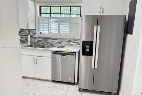 House in Miami, Florida 3 bedrooms, 122.63 sq.m. № 1925827 - photo 6
