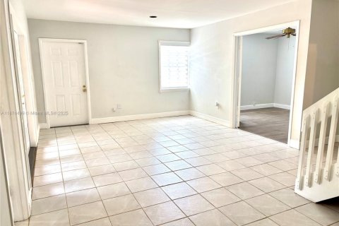 House in Miami, Florida 3 bedrooms, 122.63 sq.m. № 1925827 - photo 2