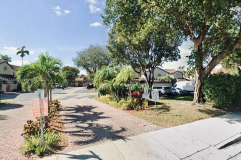 House in Miami, Florida 3 bedrooms, 122.63 sq.m. № 1925827 - photo 24