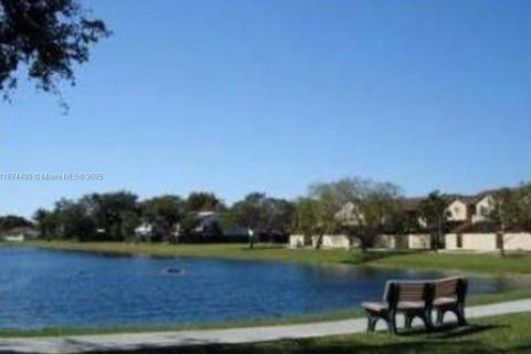 House in Miami, Florida 3 bedrooms, 122.63 sq.m. № 1925827 - photo 20
