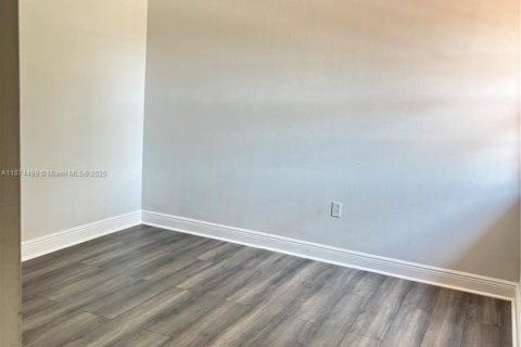 House in Miami, Florida 3 bedrooms, 122.63 sq.m. № 1925827 - photo 14