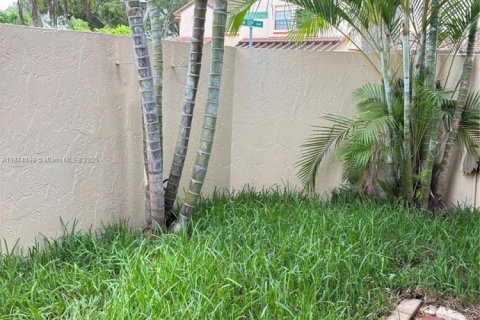 House in Miami, Florida 3 bedrooms, 122.63 sq.m. № 1925827 - photo 16
