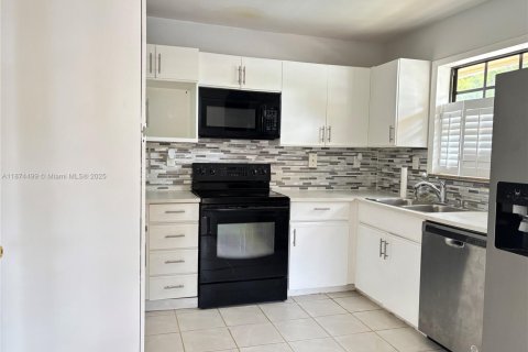 House in Miami, Florida 3 bedrooms, 122.63 sq.m. № 1925827 - photo 5