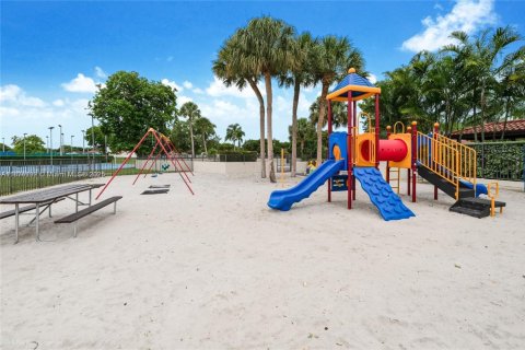 House in Miami, Florida 3 bedrooms, 122.63 sq.m. № 1925827 - photo 23