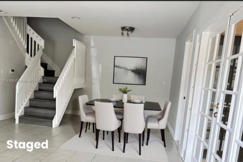 House in Miami, Florida 3 bedrooms, 122.63 sq.m. № 1925827 - photo 4