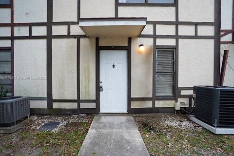 Townhouse in West Palm Beach, Florida 2 bedrooms, 89.46 sq.m. № 1713185 - photo 1