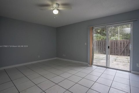 Townhouse in West Palm Beach, Florida 2 bedrooms, 89.46 sq.m. № 1713185 - photo 12