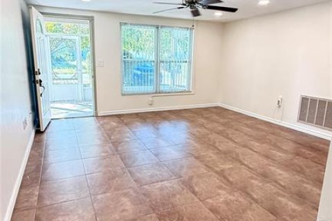 Villa ou maison à louer à Port Richey, Floride: 2 chambres, 79.62 m2 № 2436983 - photo 6