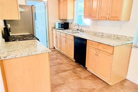 Villa ou maison à louer à Port Richey, Floride: 2 chambres, 79.62 m2 № 2436983 - photo 11