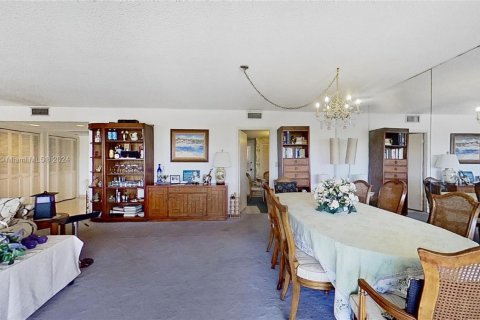 Condo in Miami, Florida, 2 bedrooms  № 1937866 - photo 4