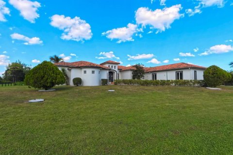House in Loxahatchee Groves, Florida 5 bedrooms, 417.22 sq.m. № 2146414 - photo 10