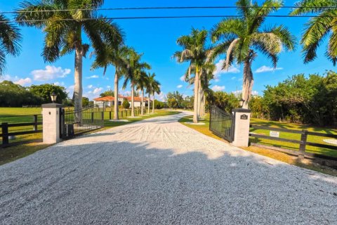 House in Loxahatchee Groves, Florida 5 bedrooms, 417.22 sq.m. № 2146414 - photo 6