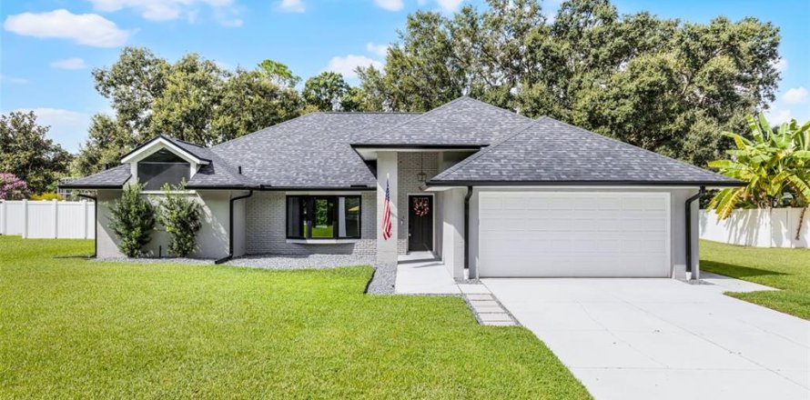 House in Eustis, Florida 3 bedrooms, 217.3 sq.m. № 1904094
