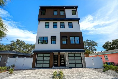 Commercial property in Indian Rocks Beach, Florida 8 bedrooms, 473.8 sq.m. № 2322652