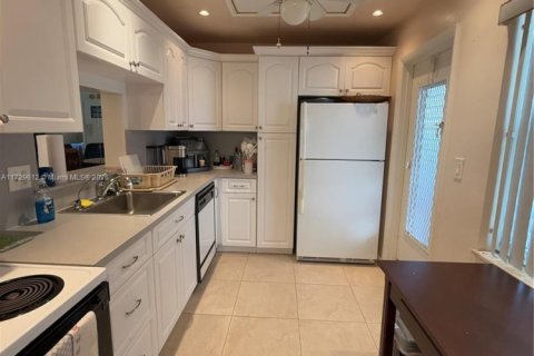 Condo in Lauderdale Lakes, Florida, 2 bedrooms  № 1881989 - photo 2