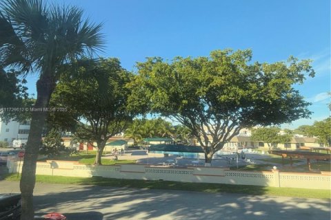 Condo in Lauderdale Lakes, Florida, 2 bedrooms  № 1881989 - photo 23