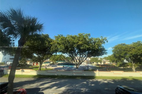 Condo in Lauderdale Lakes, Florida, 2 bedrooms  № 1881989 - photo 24