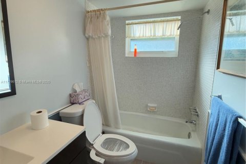 Condo in Lauderdale Lakes, Florida, 2 bedrooms  № 1881989 - photo 11