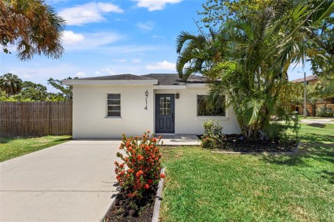 House in Tampa, Florida 3 bedrooms, 123 sq.m. № 2157610