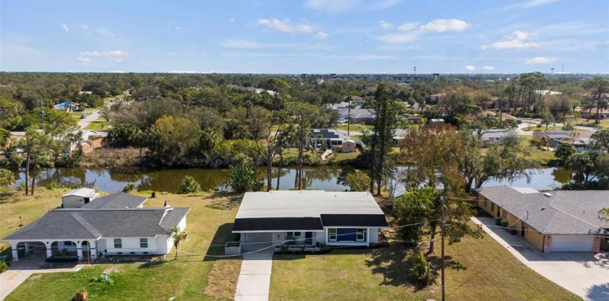 House in Port Charlotte, Florida 3 bedrooms, 123 sq.m. № 1569892