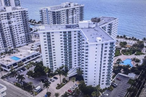Condo in Hollywood, Florida, 1 bedroom  № 1938926 - photo 25