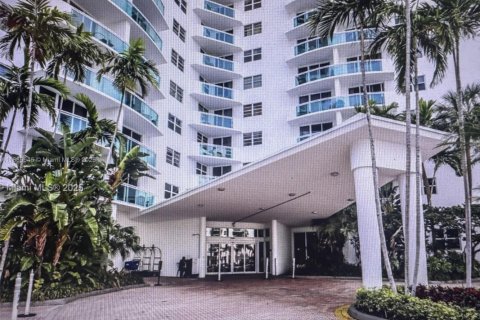 Condo in Hollywood, Florida, 1 bedroom  № 1938926 - photo 2