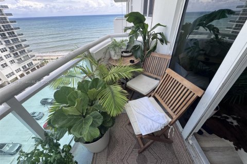 Condo in Hollywood, Florida, 1 bedroom  № 1938926 - photo 11