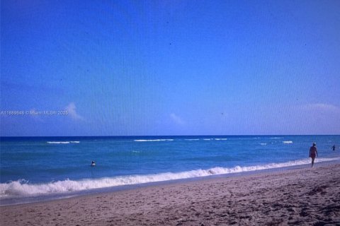 Condo in Hollywood, Florida, 1 bedroom  № 1938926 - photo 23