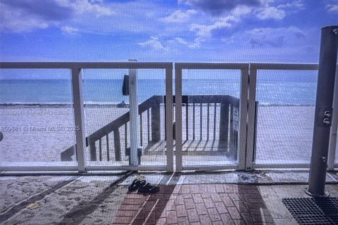 Condo in Hollywood, Florida, 1 bedroom  № 1938926 - photo 22