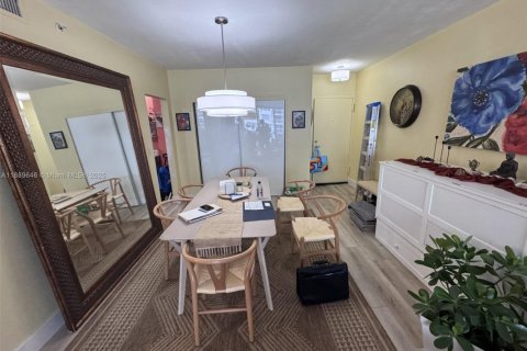 Condo in Hollywood, Florida, 1 bedroom  № 1938926 - photo 4