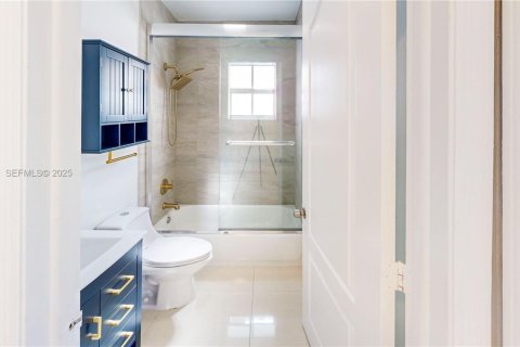 House in Miami, Florida 5 bedrooms, 179.77 sq.m. № 1977477 - photo 28