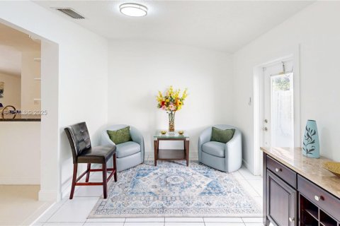 House in Miami, Florida 5 bedrooms, 179.77 sq.m. № 1977477 - photo 10