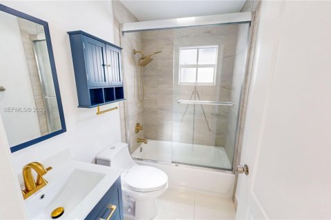House in Miami, Florida 5 bedrooms, 179.77 sq.m. № 1977477 - photo 29