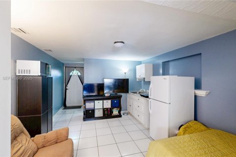 House in Miami, Florida 5 bedrooms, 179.77 sq.m. № 1977477 - photo 14