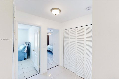 House in Miami, Florida 5 bedrooms, 179.77 sq.m. № 1977477 - photo 18