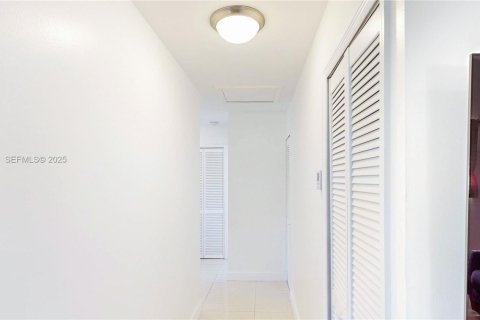 House in Miami, Florida 5 bedrooms, 179.77 sq.m. № 1977477 - photo 17