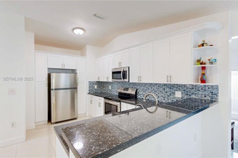 House in Miami, Florida 5 bedrooms, 179.77 sq.m. № 1977477 - photo 6