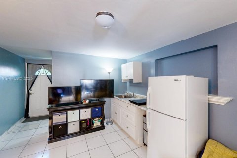 House in Miami, Florida 5 bedrooms, 179.77 sq.m. № 1977477 - photo 15