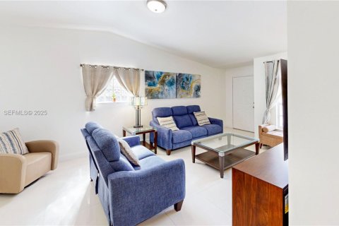 House in Miami, Florida 5 bedrooms, 179.77 sq.m. № 1977477 - photo 5