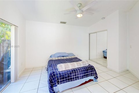 House in Miami, Florida 5 bedrooms, 179.77 sq.m. № 1977477 - photo 30