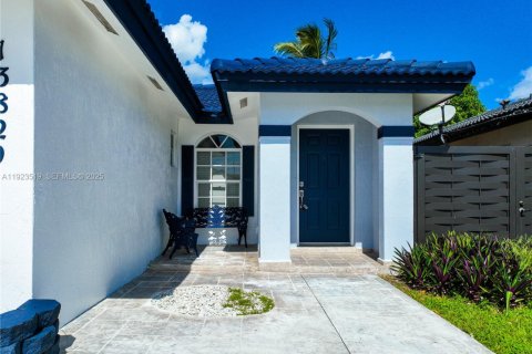 House in Miami, Florida 5 bedrooms, 179.77 sq.m. № 1977477 - photo 2