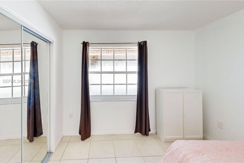 House in Miami, Florida 5 bedrooms, 179.77 sq.m. № 1977477 - photo 26