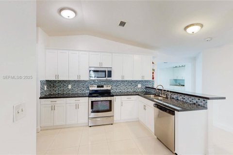 House in Miami, Florida 5 bedrooms, 179.77 sq.m. № 1977477 - photo 8