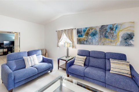 House in Miami, Florida 5 bedrooms, 179.77 sq.m. № 1977477 - photo 4