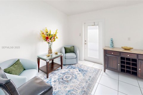 House in Miami, Florida 5 bedrooms, 179.77 sq.m. № 1977477 - photo 11