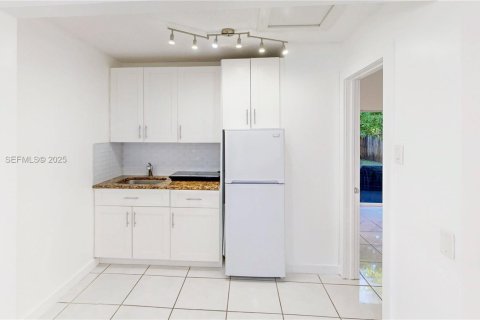 House in Miami, Florida 5 bedrooms, 179.77 sq.m. № 1977477 - photo 12