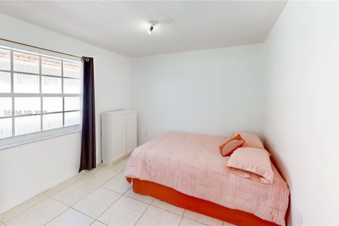 House in Miami, Florida 5 bedrooms, 179.77 sq.m. № 1977477 - photo 25