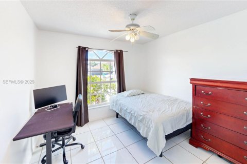 House in Miami, Florida 5 bedrooms, 179.77 sq.m. № 1977477 - photo 22