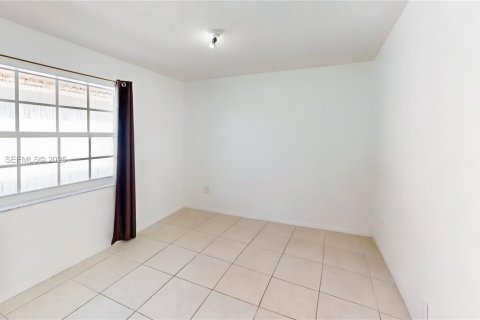 House in Miami, Florida 5 bedrooms, 179.77 sq.m. № 1977477 - photo 27