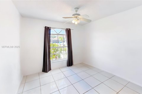 House in Miami, Florida 5 bedrooms, 179.77 sq.m. № 1977477 - photo 23